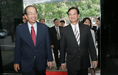 Vietnam's Deputy Prime Minister visits ST Telemedia's facility